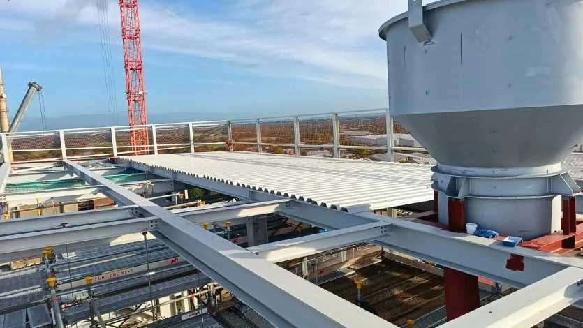 Emanuel Gruppe u postavljanju metalnih konstrukcija.